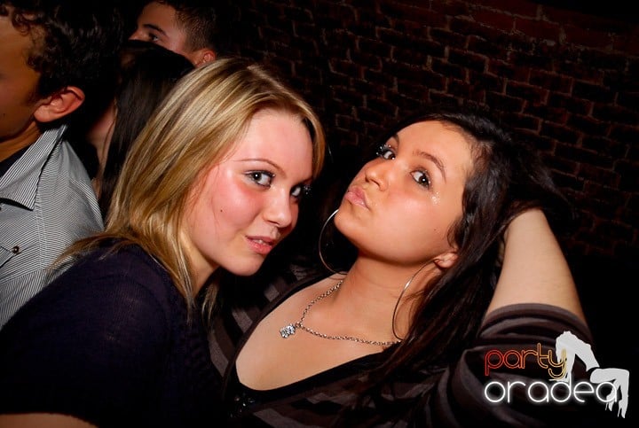 Joi seara = Party în Escape, 