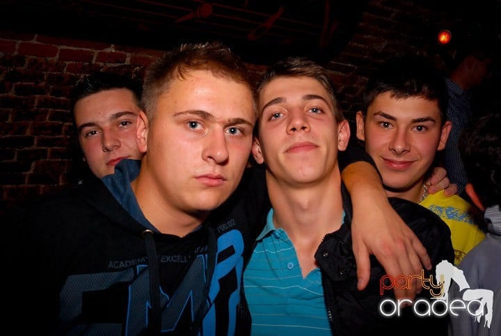 Joi seara = Party în Escape, 