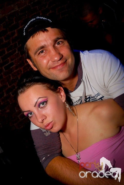 Joi seara = Party în Escape, 