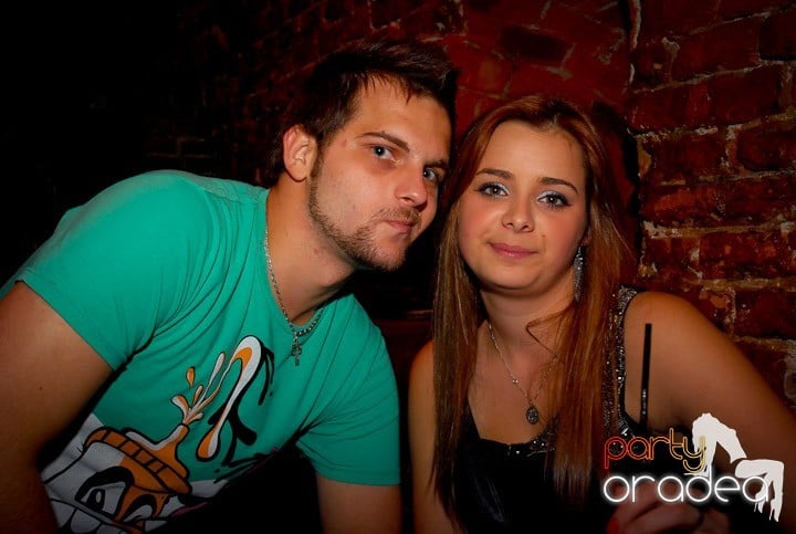 Joi seara = Party în Escape, 