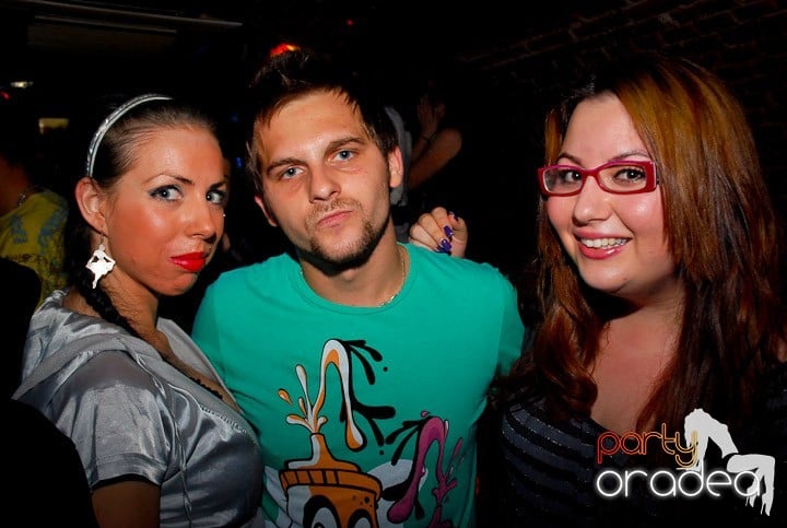 Joi seara = Party în Escape, 