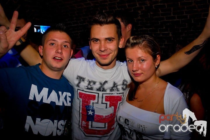 Joi seara = Party în Escape, 