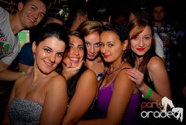 Joi seara = Party în Escape, 