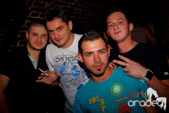 Joi seara = Party în Escape, 