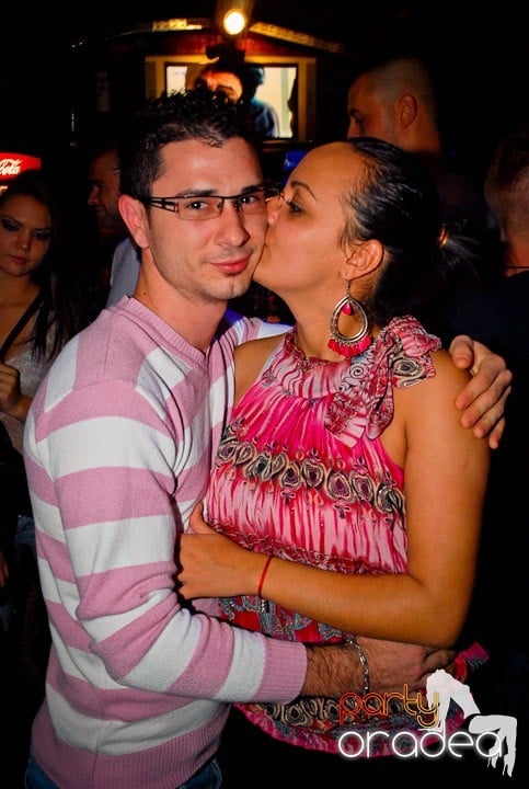 Joi seara = Party în Escape, 