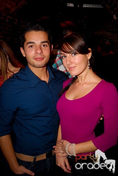 Joi seara = Party în Escape, 