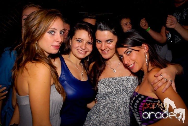 Joi seara = Party în Escape, 