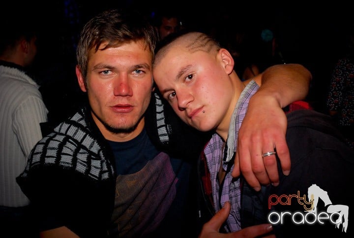 Joi seara = Party în Escape, 