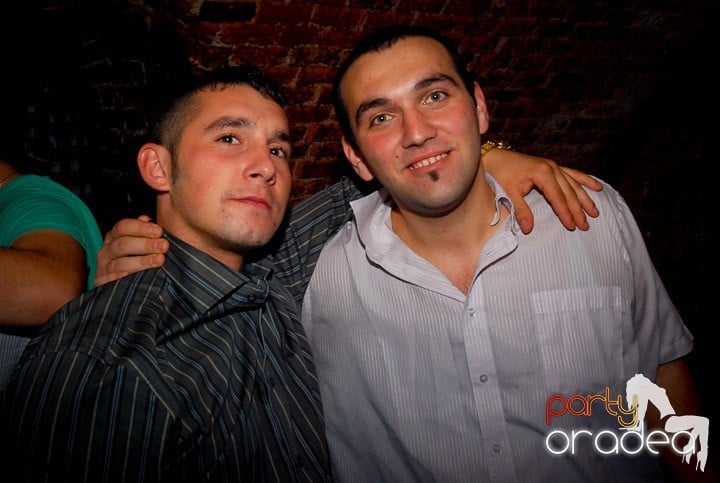 Joi seara = Party în Escape, 