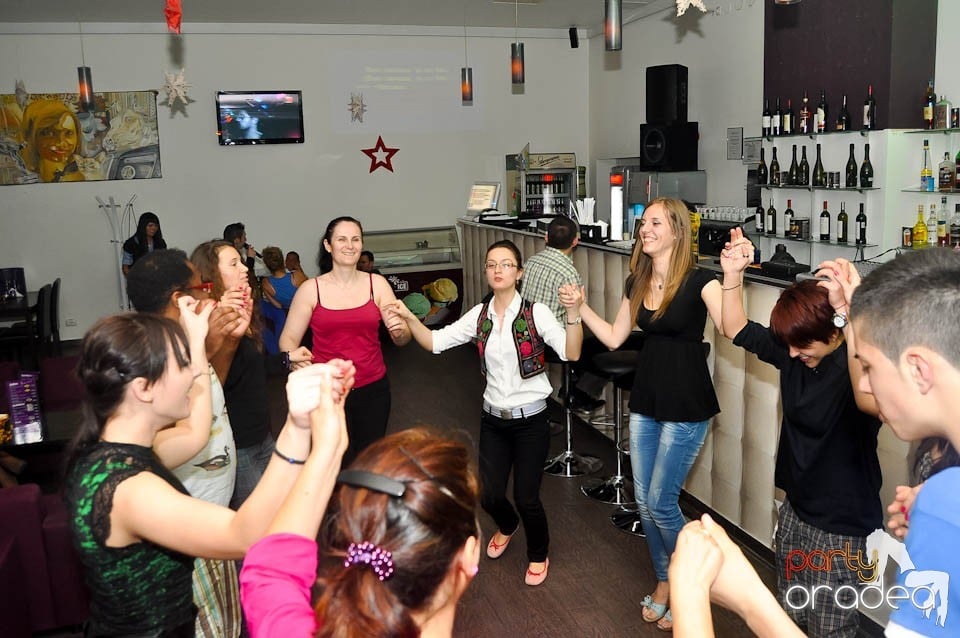 Karaoke în Blondy's Art Café, 