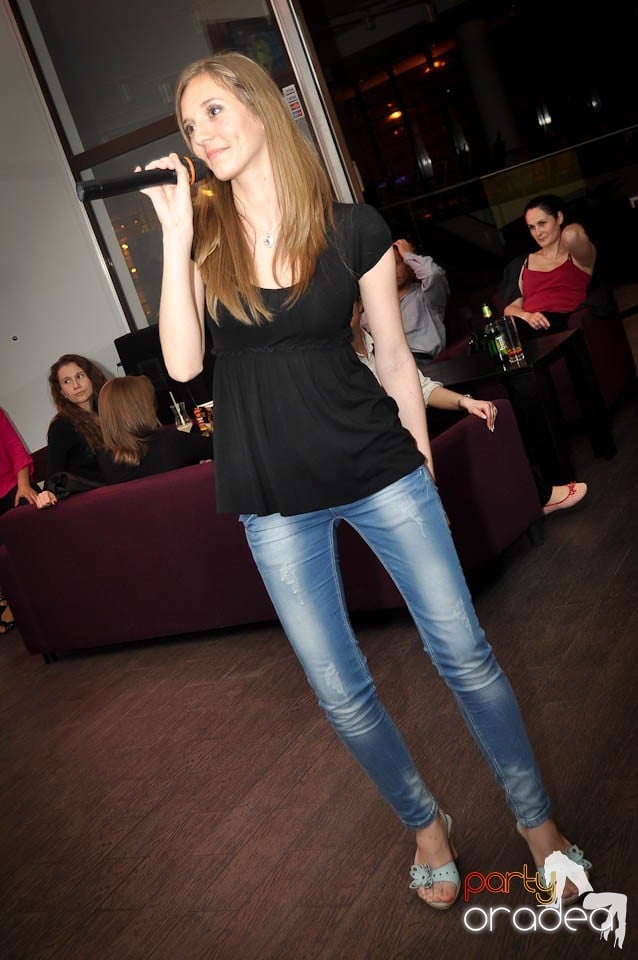 Karaoke în Blondy's Art Café, 