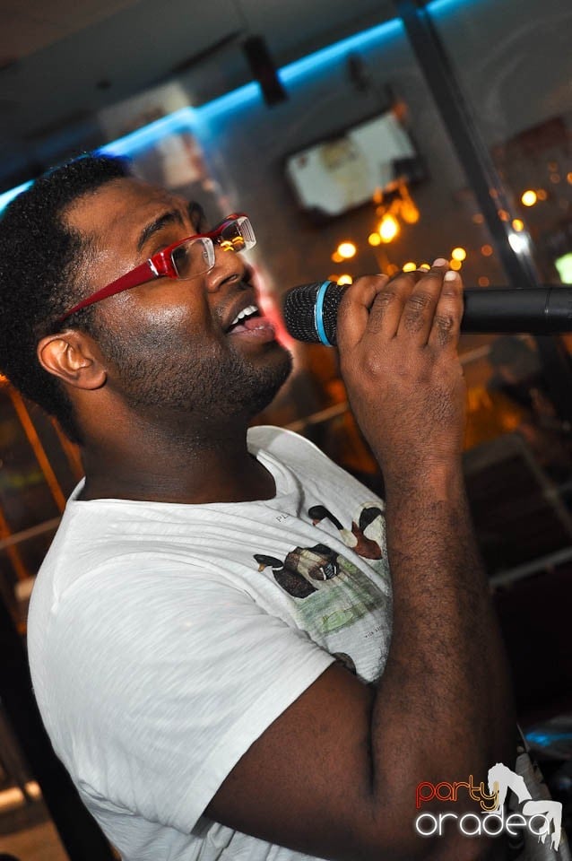 Karaoke în Blondy's Art Café, 