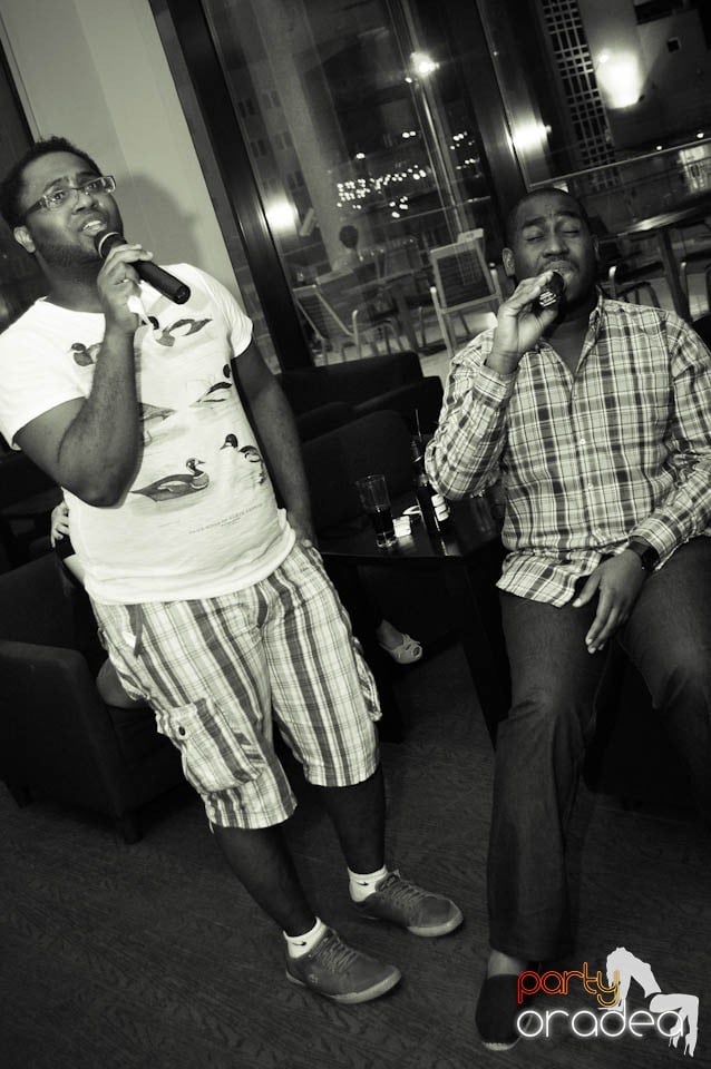 Karaoke în Blondy's Art Café, 