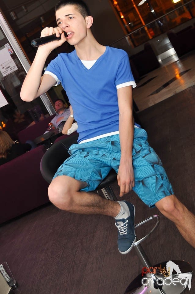 Karaoke în Blondy's Art Café, 