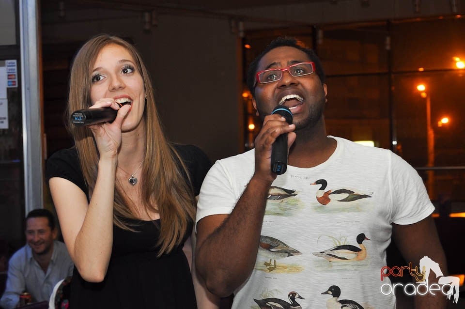 Karaoke în Blondy's Art Café, 