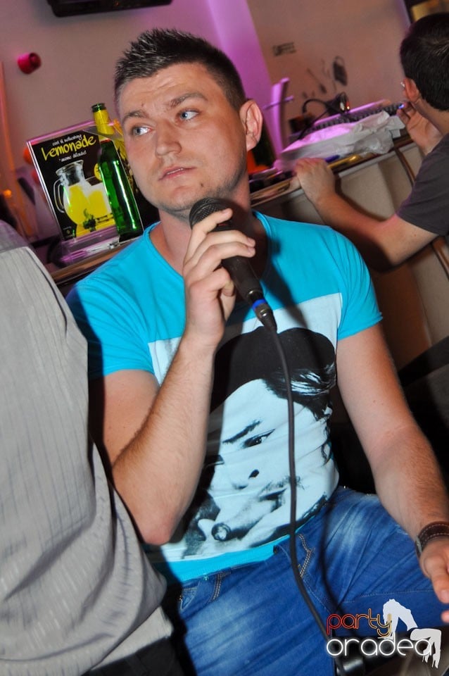 Karaoke în Blondy's Art Café, 