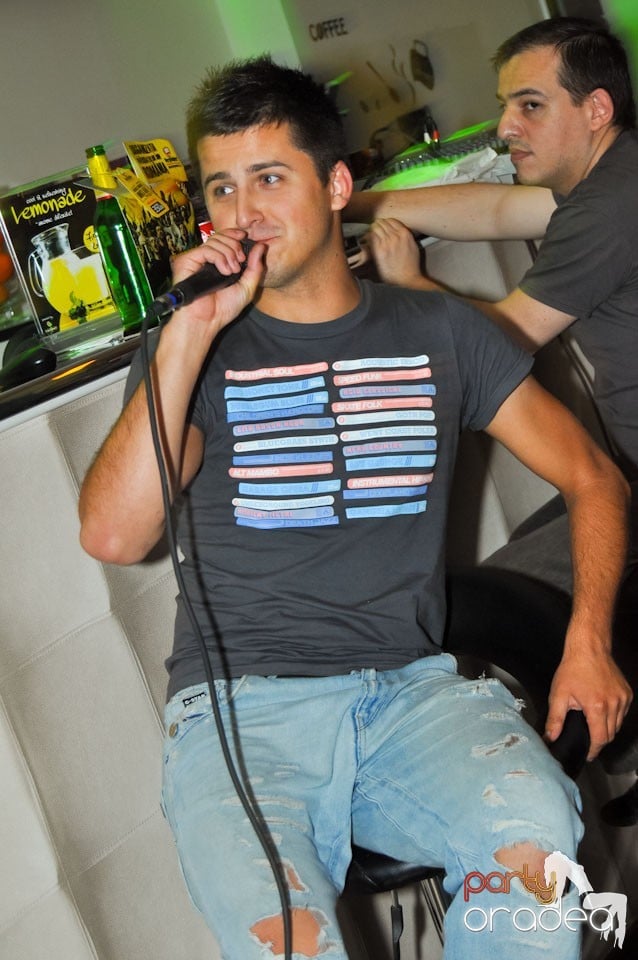 Karaoke în Blondy's Art Café, 