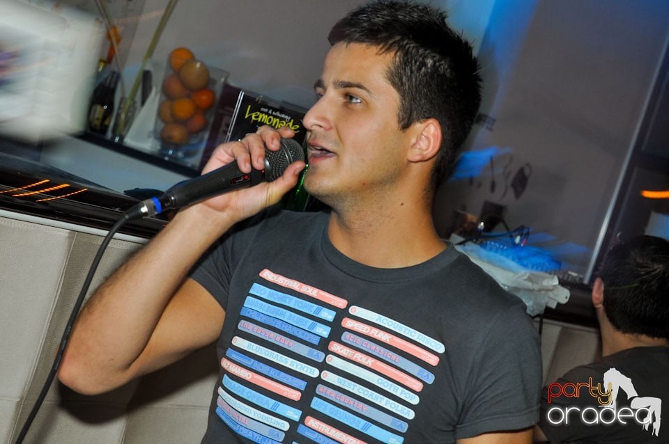 Karaoke în Blondy's Art Café, 