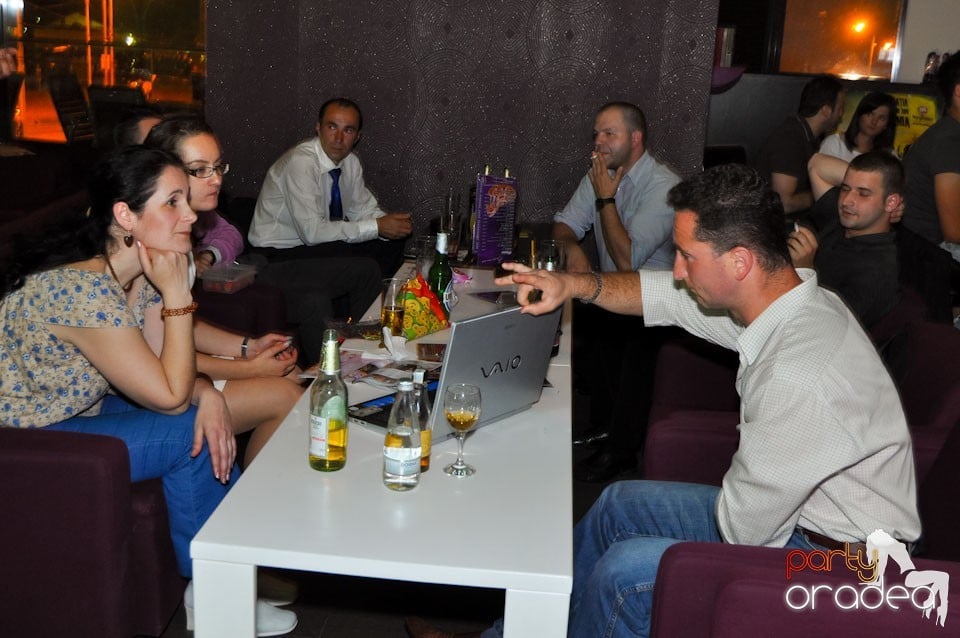 Karaoke în Blondy's Art Café, 