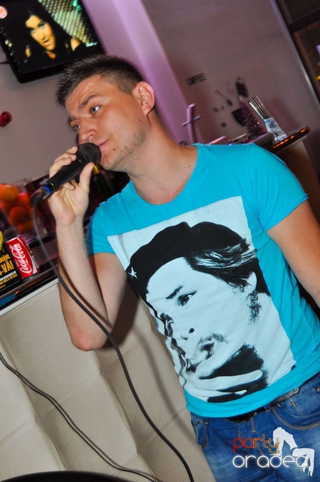 Karaoke în Blondy's Art Café, 