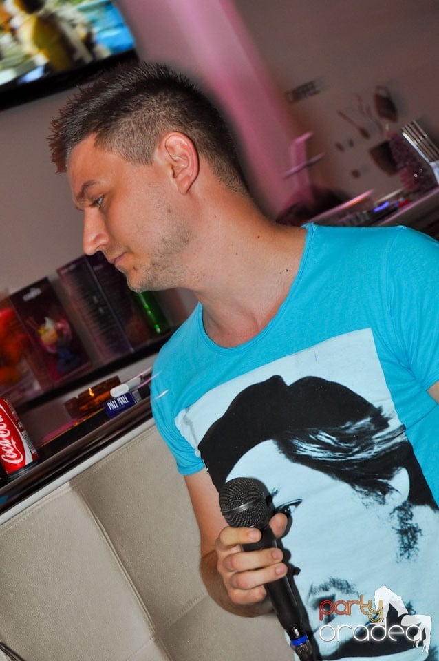 Karaoke în Blondy's Art Café, 