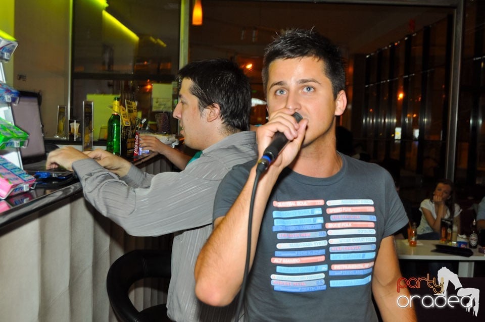 Karaoke în Blondy's Art Café, 