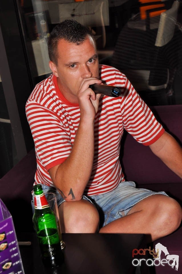 Karaoke în Blondy's Art Café, 