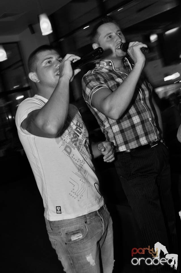 Karaoke în Blondy's Art Café, 