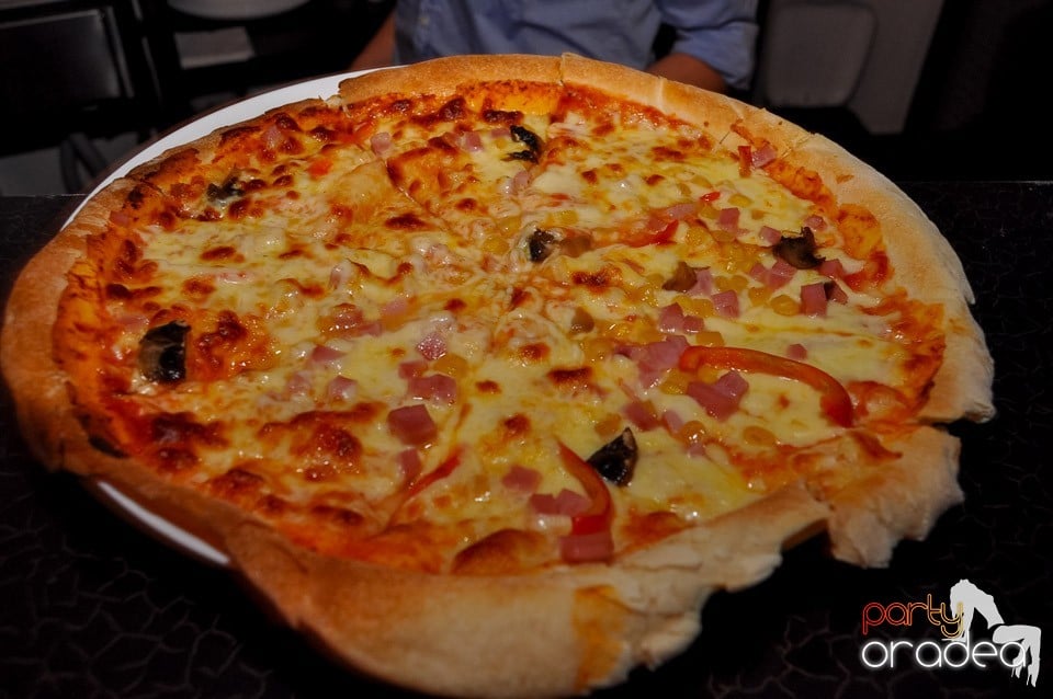 Karaoke în Blondy's Art Café, 