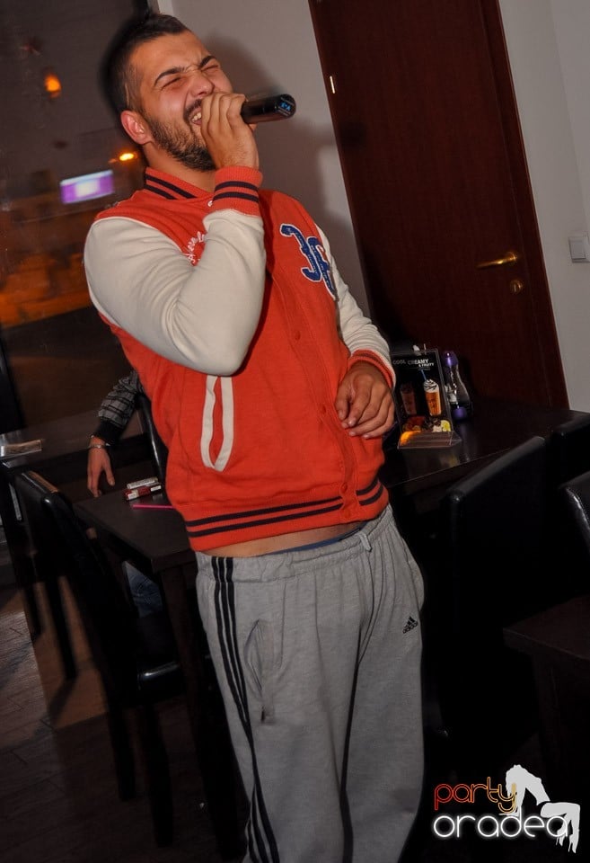 Karaoke în Blondy's Art Café, 