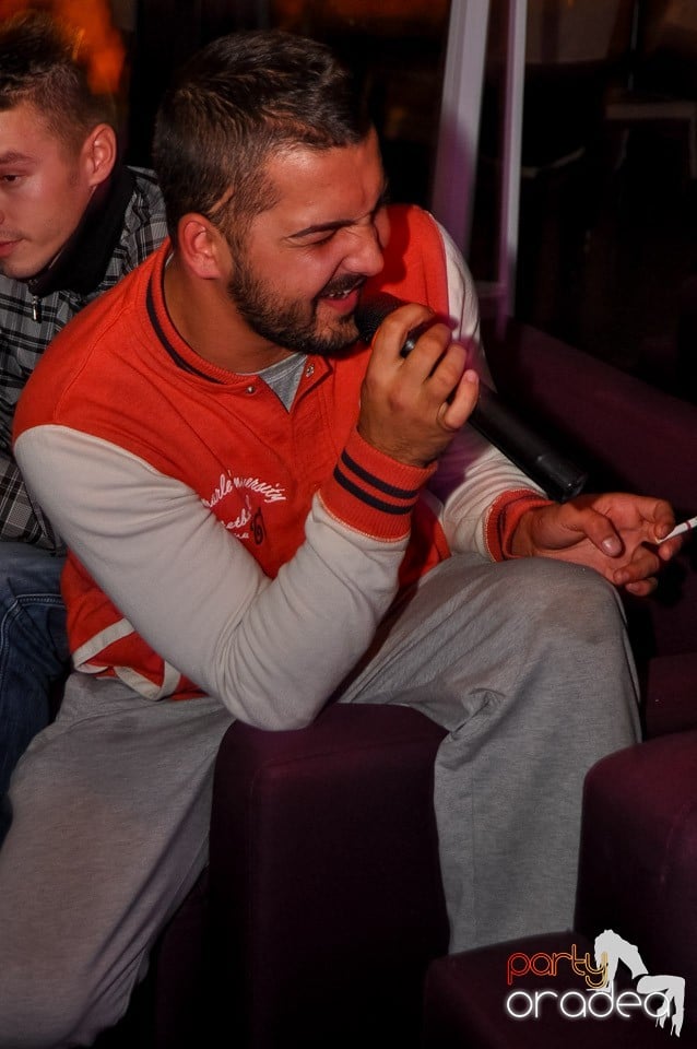 Karaoke în Blondy's Art Café, 