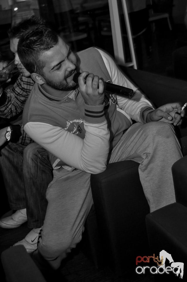 Karaoke în Blondy's Art Café, 