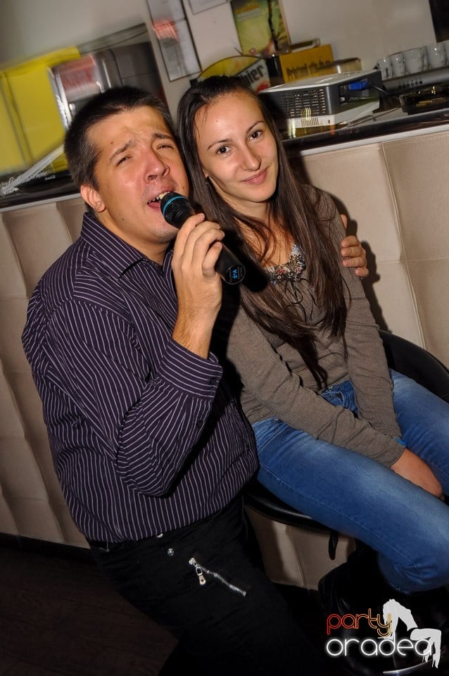 Karaoke în Blondy's Art Café, 