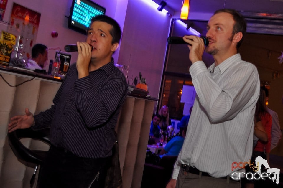 Karaoke în Blondy's Art Café, 