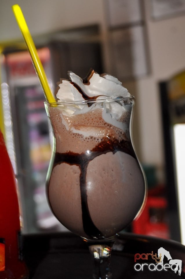 Karaoke în Blondy's Art Café, 