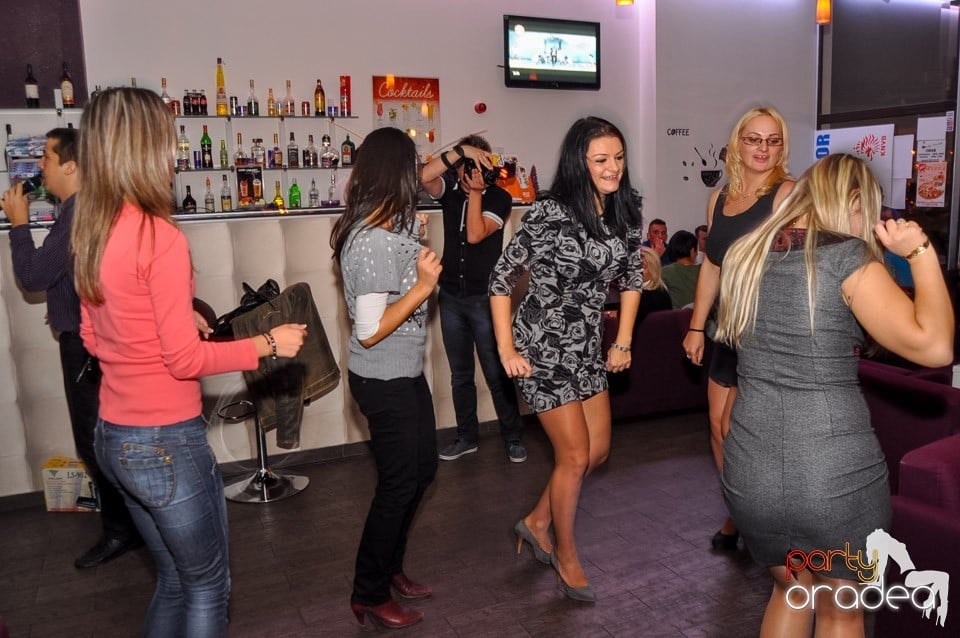 Karaoke în Blondy's Art Café, 