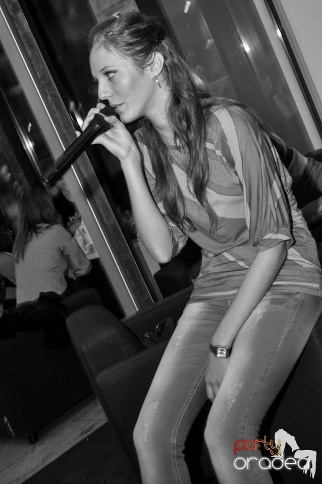 Karaoke în Blondy's Art Café, 