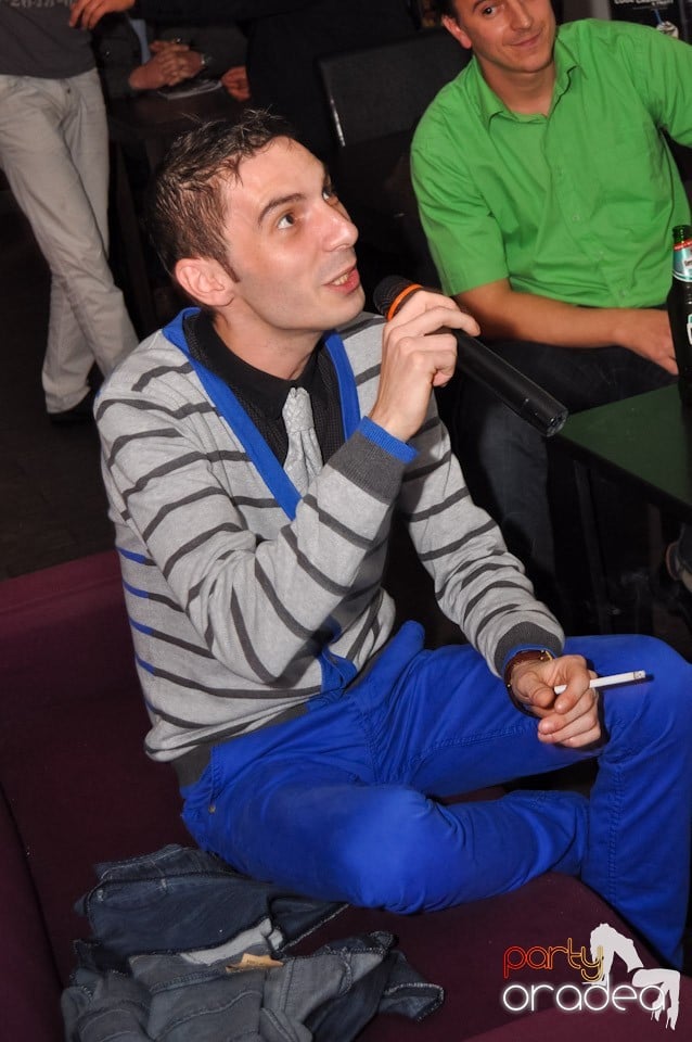 Karaoke în Blondy's Art Café, 