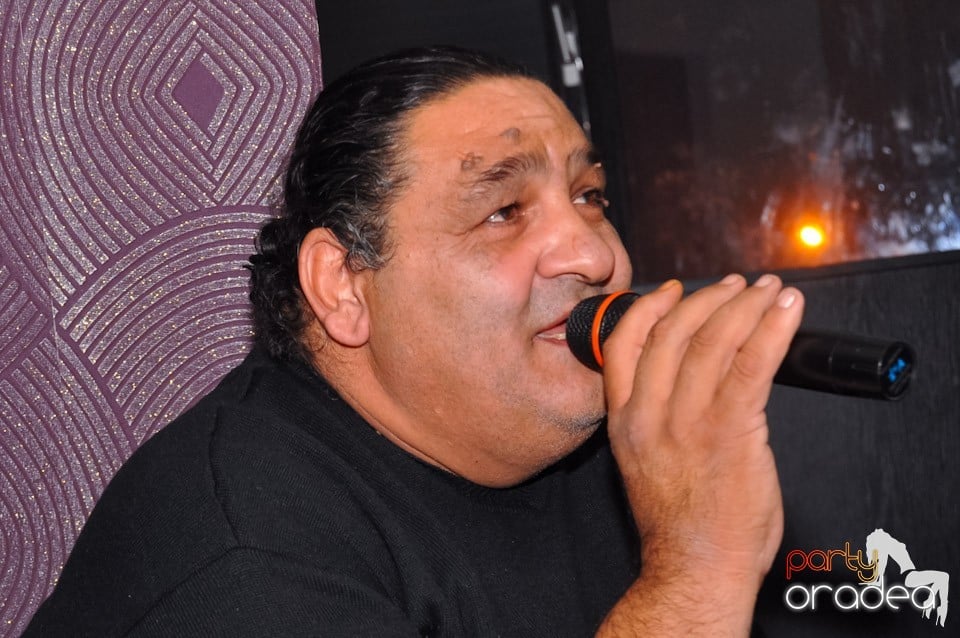 Karaoke în Blondy's Art Café, 