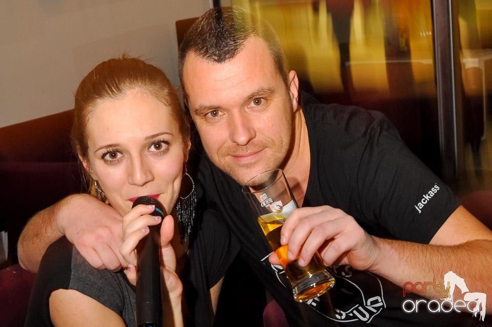 Karaoke în Blondy's Art Café, 