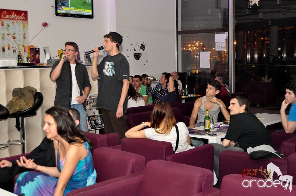 Karaoke în Blondy's, 