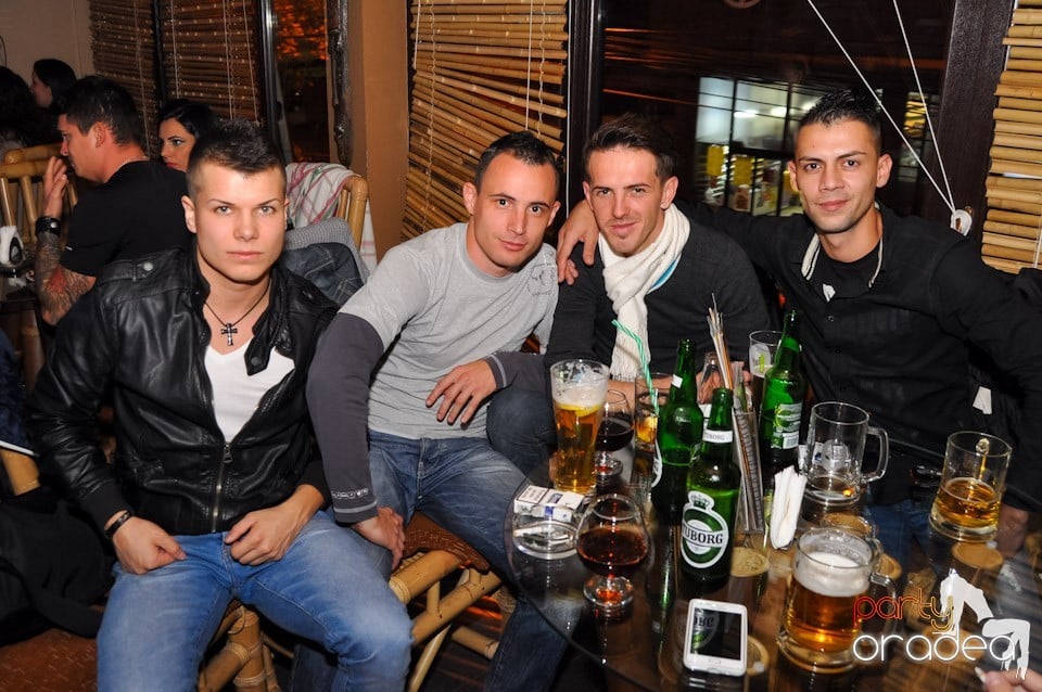 Karaoke în Zulu, Zulu Caffe