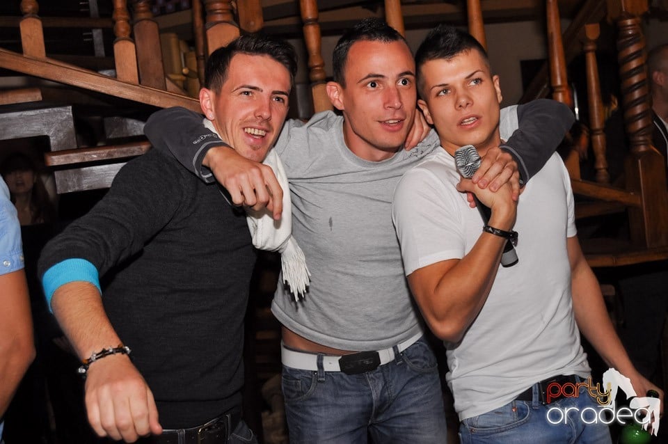 Karaoke în Zulu, Zulu Caffe