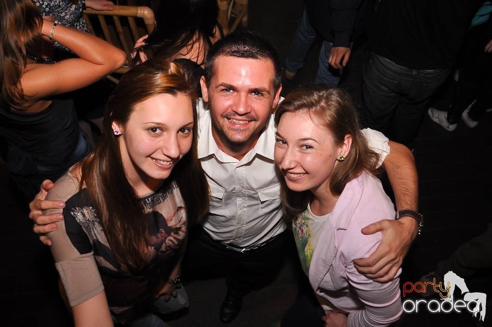 Karaoke în Zulu, Zulu Caffe