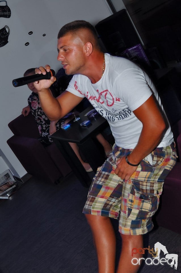 Karaoke Night @ Blondy's Art Café, 