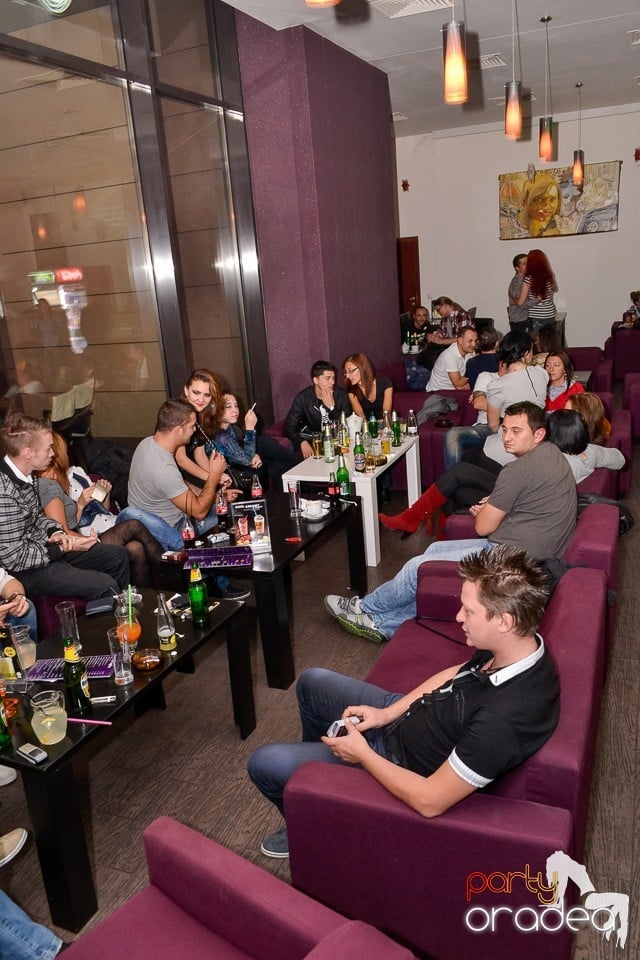 Karaoke Night în Blondy's Art Café, 