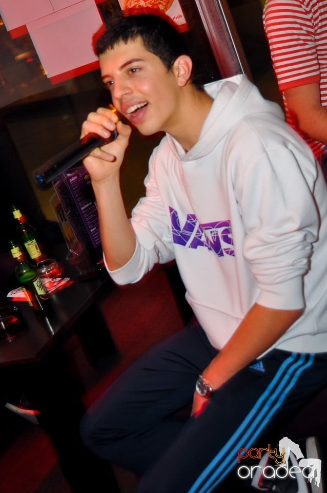 Karaoke Night în Blondy's Art Café, 