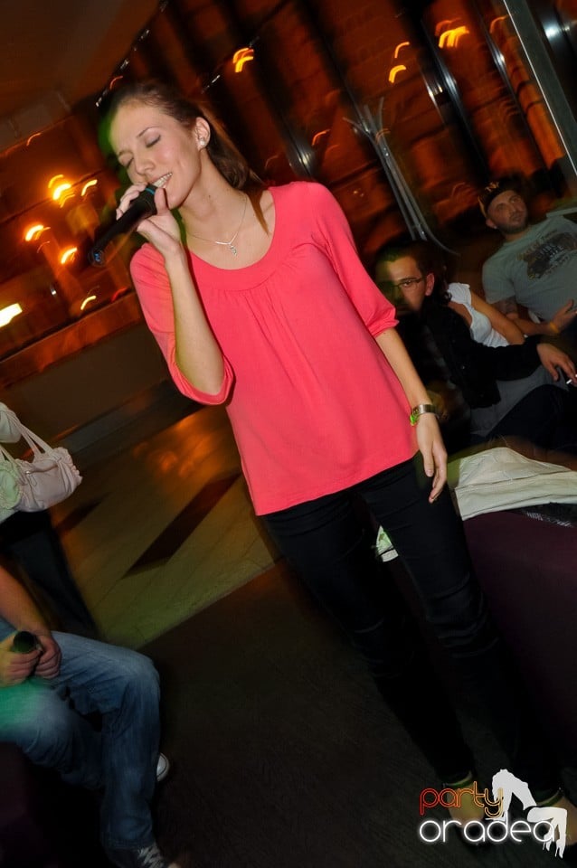 Karaoke Night în Blondy's Art Café, 