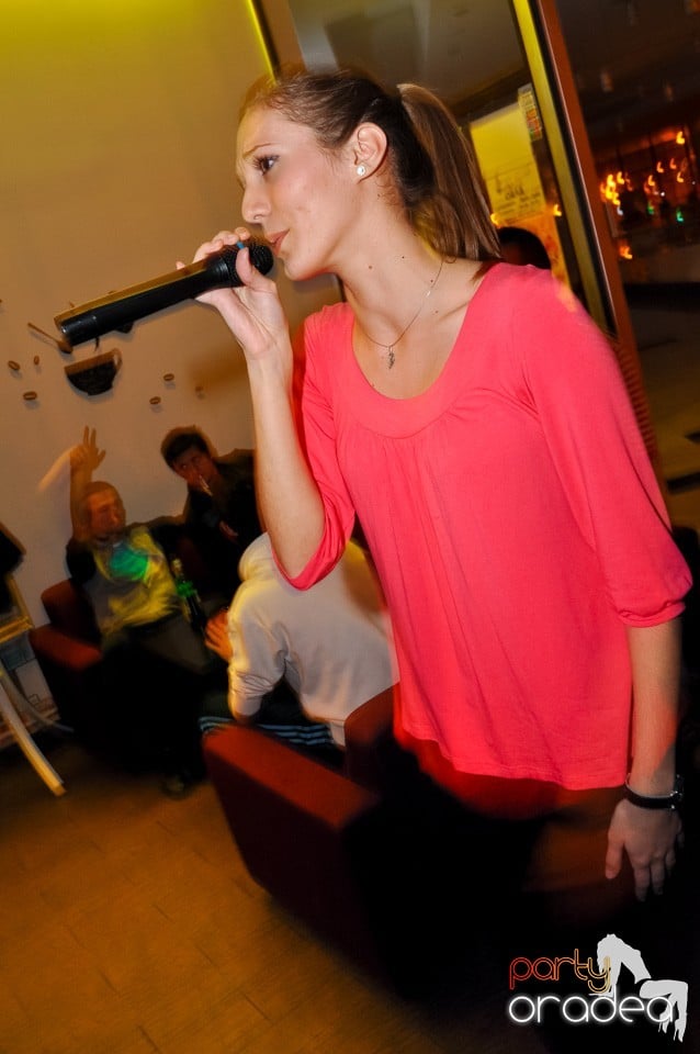 Karaoke Night în Blondy's Art Café, 