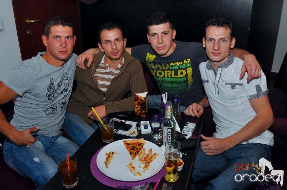 Karaoke Night în Blondy's Art Café, 